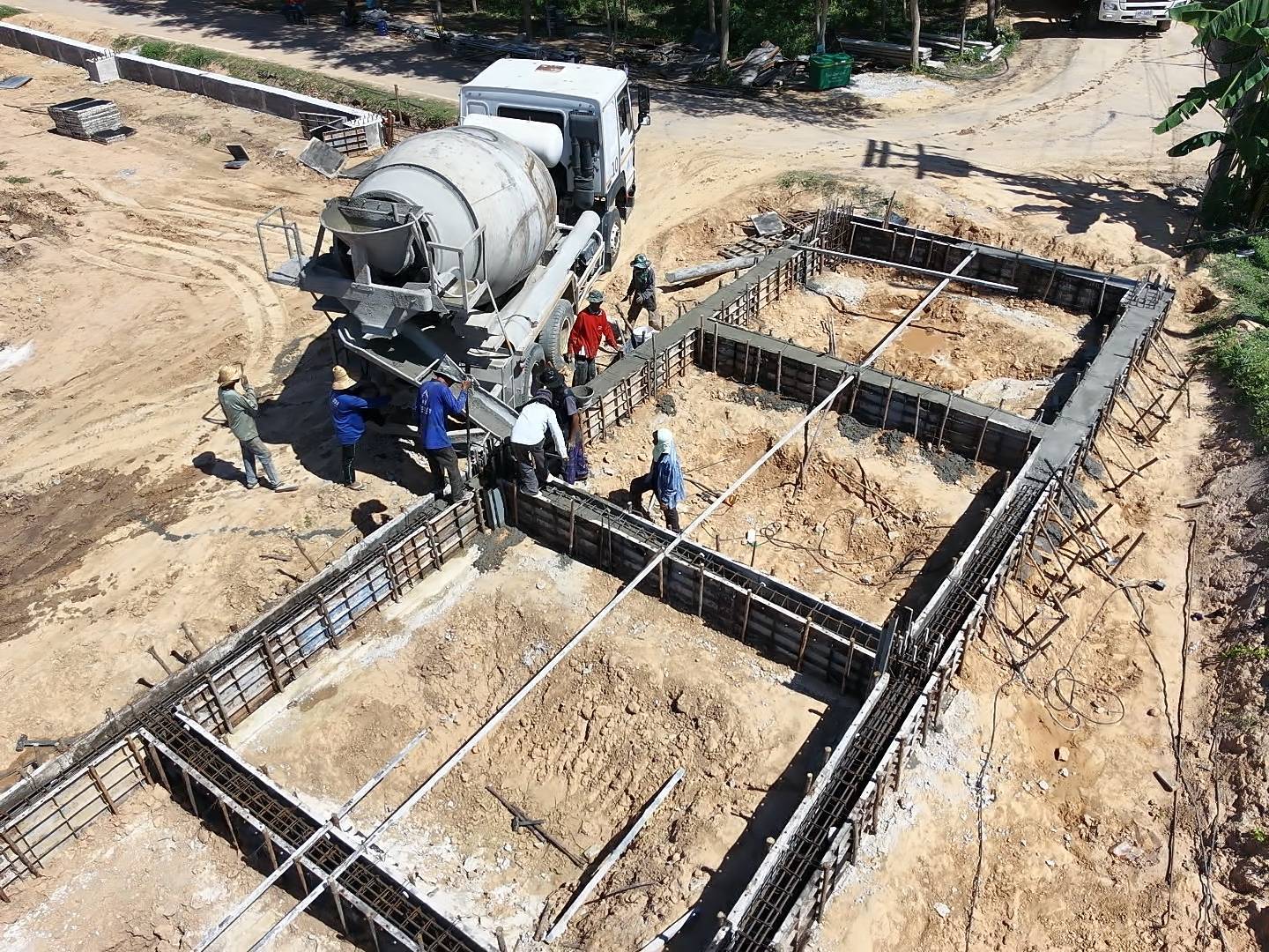 ภาพมุมสูงงานเทคอนกรีตฐานรากและคานคอดิน
